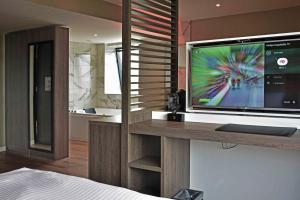 تلفاز و/أو أجهزة ترفيهية في Riva hotel Den Haag - Delft