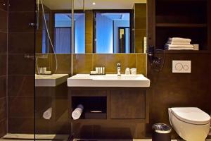 A bathroom at Riva hotel Den Haag - Delft