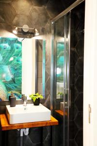 Et badeværelse på Le Jardin Secret de Faro Guesthouse