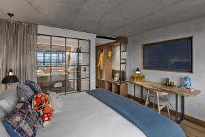 Postel nebo postele na pokoji v ubytování Treehouse Hotel London