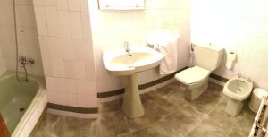 A bathroom at Hostal Campoamor