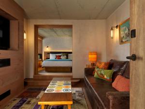 Postel nebo postele na pokoji v ubytování Treehouse Hotel London