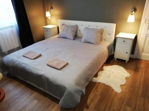 Un dormitorio con una cama grande con dos toallas encima. en Appartement refait par architecte. Proche de la gare et le centre de Reims, en Reims