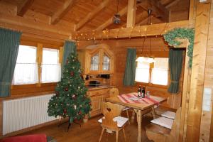 una cocina con un árbol de Navidad en una cabaña en Romantikhütten 1 & 24, en Stamsried