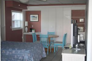 una camera con letto, tavolo e sedie di Beach Front Motel Cedar Key a Cedar Key