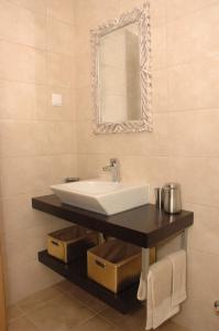 een badkamer met een wastafel en een spiegel bij Casa Da Canada in Seia +16 foto's