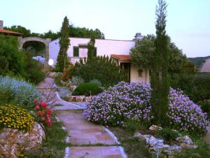 Gallery image of To The Garden in Angairiá