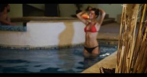Eine Frau im Bikini steht im Pool in der Unterkunft Los Espinillos Hotel y Spa in Villa Carlos Paz