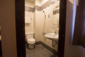 een kleine badkamer met een toilet en een wastafel bij Ngoc Minh Hotel in Ho Chi Minh-stad