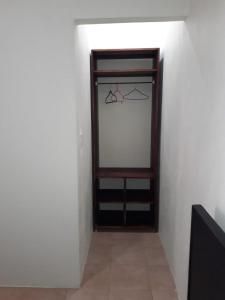 um quarto com um armário e uma porta de vidro em Los sueños RyG 1 em Quepos