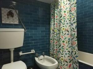 La salle de bains est pourvue de toilettes et d'un rideau de douche. dans l'établissement ! Free Parking Street ! Ground Floor with Washer!, à Porto