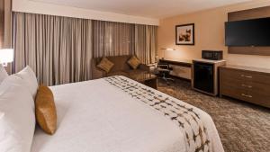 Krevet ili kreveti u jedinici u objektu Best Western Premier Kansas City Sports Complex Hotel