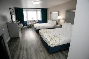 Кровать или кровати в номере Anchor Beach Inn