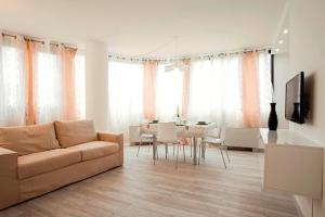 Residence Ferrucci في براتو: غرفة معيشة مع أريكة وطاولة