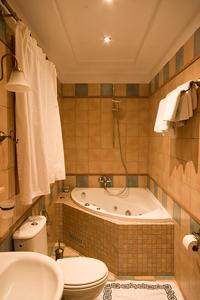 Kylpyhuone majoituspaikassa Amadryades Boutique Hotel
