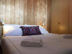 Łóżko lub łóżka w pokoju w obiekcie Aroma di Legno e Profumo di Neve