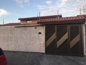 Un garaje con dos puertas en el lateral de un edificio. en Sótão Studio Relax, en Peruíbe