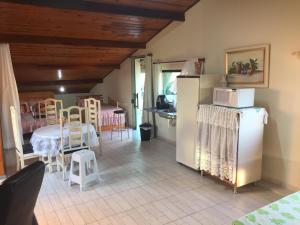 cocina y comedor con nevera y mesa en Sótão Studio Relax, en Peruíbe 32 fotos más