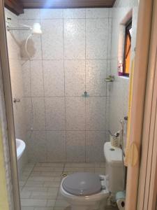 Un baño con inodoro y ducha en Sótão Studio Relax, en Peruíbe