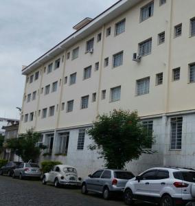 un grande edificio con macchine parcheggiate di fronte di Estilo Residence I a São Lourenço