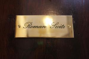 ローマにあるRoman Suiteの部屋名の看板