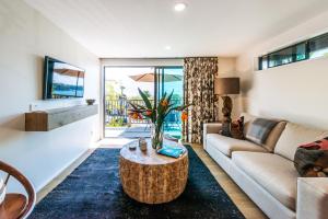 uma sala de estar com um sofá e uma mesa de centro em Moana on Waikare - You've Got It Maid em Oneroa