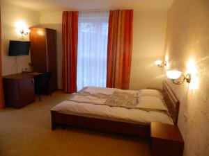 a hotel room with a bed and a window at Metropol in Baile Felix +35 photos