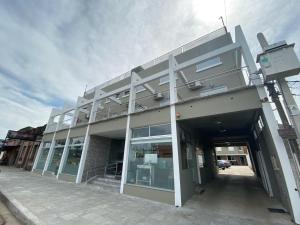 梅洛Hotel Imperial的一座大建筑,有坡道通往