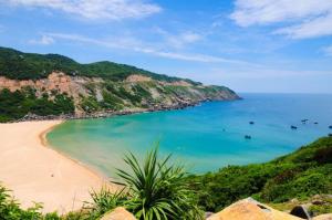 einen Strand mit Meerblick in der Unterkunft Rome Hostel in Tuy Hoa