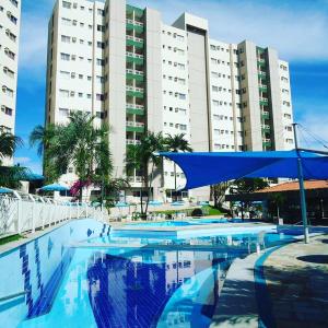 een groot zwembad voor een gebouw bij Apartamentos Ecologic PARK - Caldas Novas in Caldas Novas