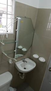 Ένα μπάνιο στο Fully Equipped 1br Studio dt 2mins To The Beach