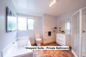 亚历山德拉Grey Ridge Vineyard Experience的带浴缸、马桶和水槽的浴室