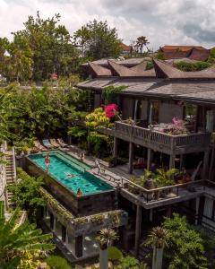 een luchtzicht op een huis met een zwembad bij Dragon House - Your Dream House in Bali! in Ubud