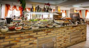 una linea a buffet con molte ciotole di cibo sopra di Apartamento com Vista do Mar em Residencial com Piscina a Florianópolis