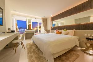 A bed or beds in a room at Inhouse Hotel Yehliu