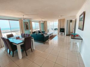 una sala de estar con un sofá y una mesa en Bargara Blue Resort, en Bargara