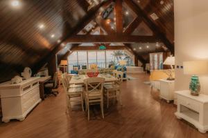 Veitingastaður eða matsölustaður á Surfrider Resort Hotel