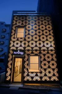 un edificio con un patrón geométrico en su costado en Shinjuku Miyabi Residence, en Tokio