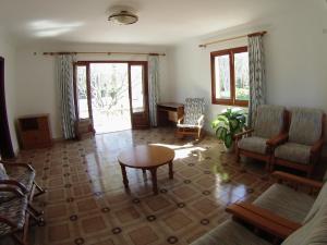 薩科馬的住宿－Ca'n Pedro，客厅配有椅子和茶几