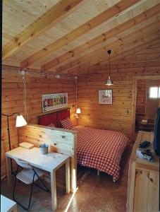 - une chambre avec un lit dans une cabane en bois dans l'établissement Cabañas Mas de Borràs, à Villahermosa del Río