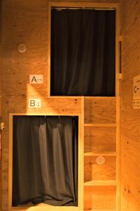 una camera con finestra con tenda nera di Nomad Hostel Classic a Tokyo