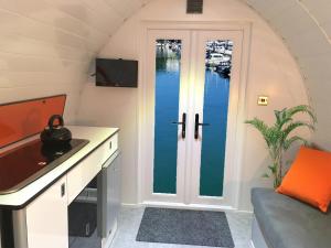 eine Küche mit einer Tür und Blick auf das Wasser in der Unterkunft INSPIRING VIEWS & PLACE WITH FREE PARKING by BEACH in Brixham