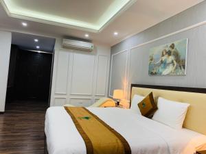ein Schlafzimmer mit einem Bett und einem Gemälde an der Wand in der Unterkunft Nice Dream Hotel in Yen + 23 Fotos