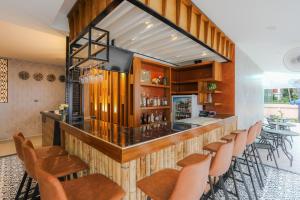 Lounge oder Bar in der Unterkunft The Mantra Hotel Kata Noi