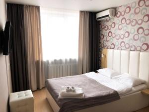 1 dormitorio con 1 cama con 2 toallas en Svetlana Hotel, en Artem