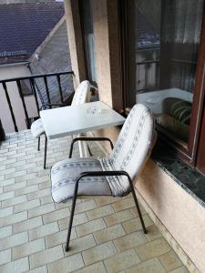 2 Stühle und ein Tisch auf dem Balkon in der Unterkunft Appartmenthaus Kern in Aigen im Mühlkreis