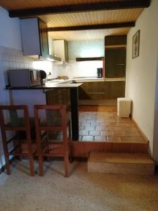cocina con mesa, 2 sillas y barra en Appartmenthaus Kern en Aigen im Mühlkreis