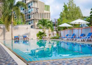 Bazén v ubytování Chabana Resort Bang-tao Beach Phuket- SHA Extra Plus nebo v jeho okolí