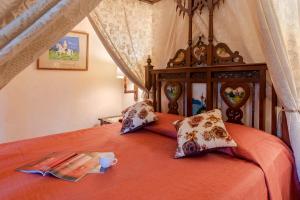 łóżko z pomarańczową narzutą i tacą w obiekcie Karni Bhawan Heritage Hotel Jodhpur w mieście Dźodhpur