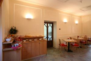 Reštaurácia alebo iné gastronomické zariadenie v ubytovaní Hotel Villa Betania